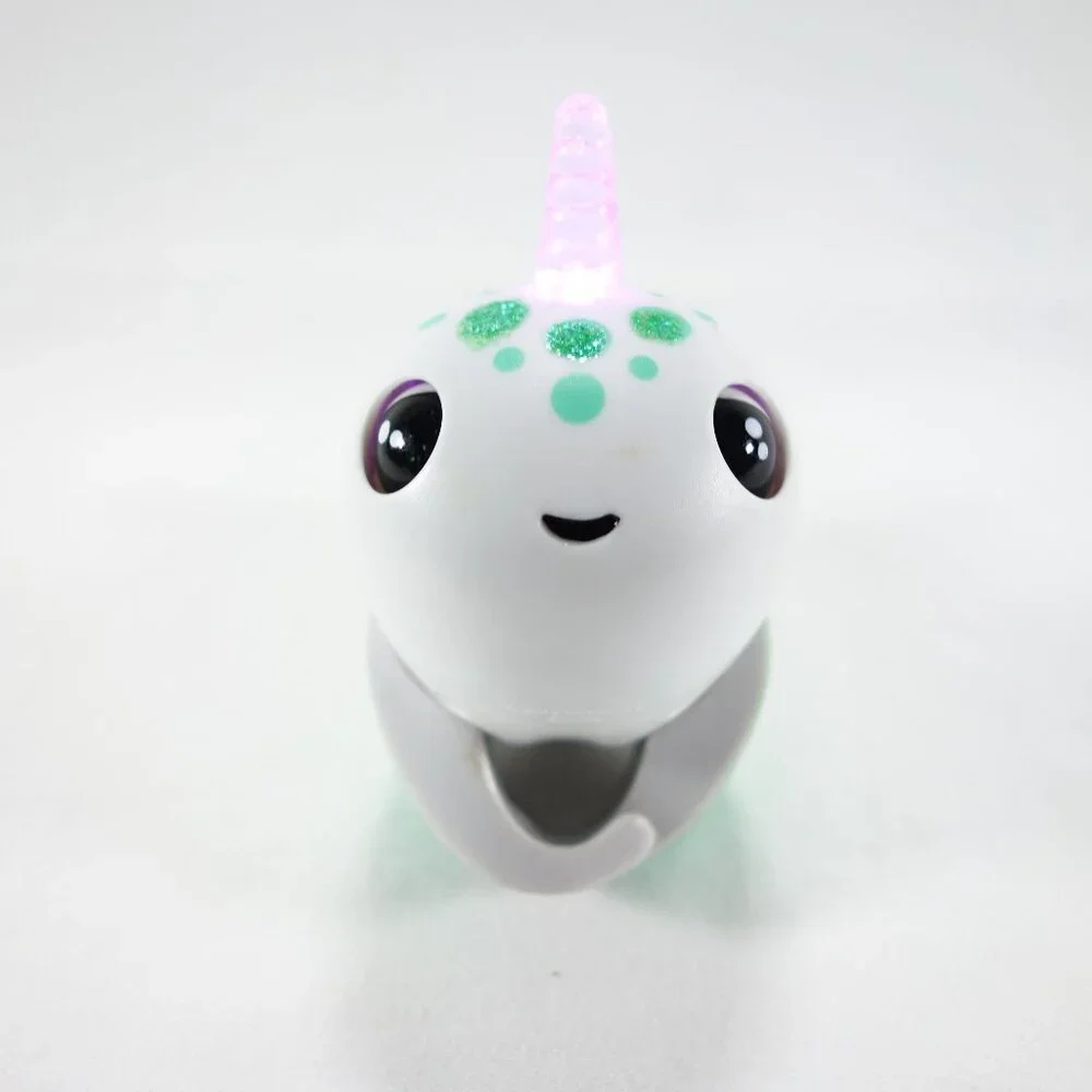 Wowwee 2018 Fingerling Glitter Narwhai Glow in‎ the Dark Raya Interactive Toy